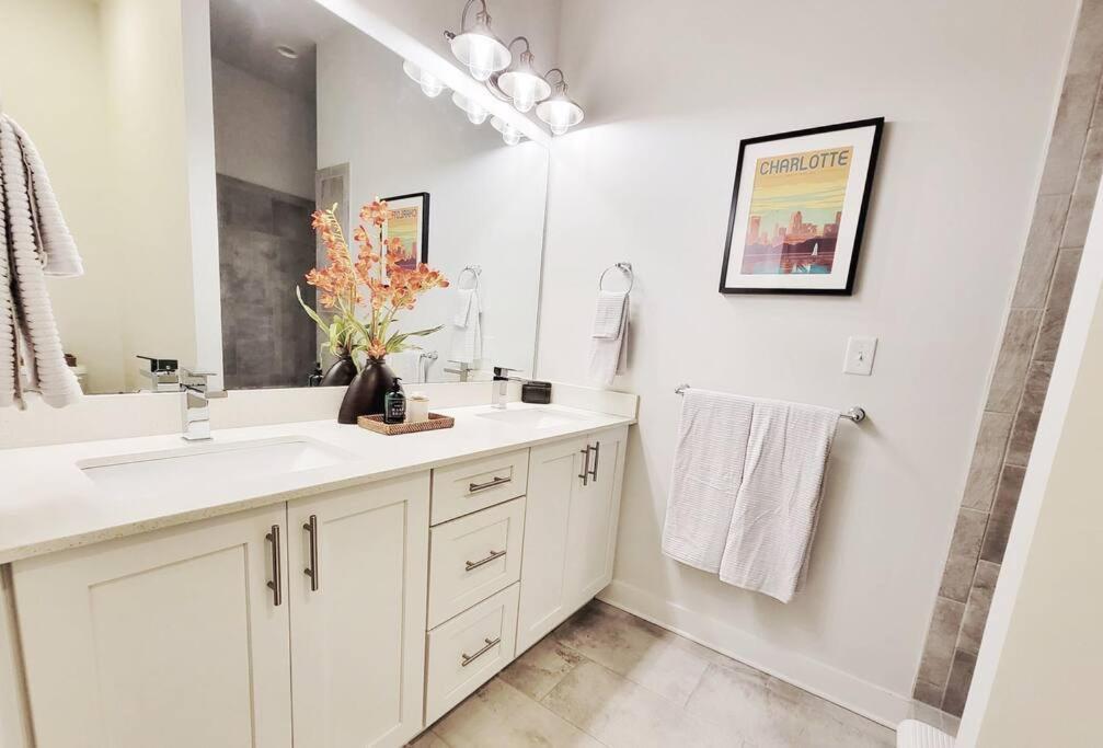 New Stylish Getaway- 5 Mil To Uptown/3 Smart Tvs! Charlotte Exterior foto